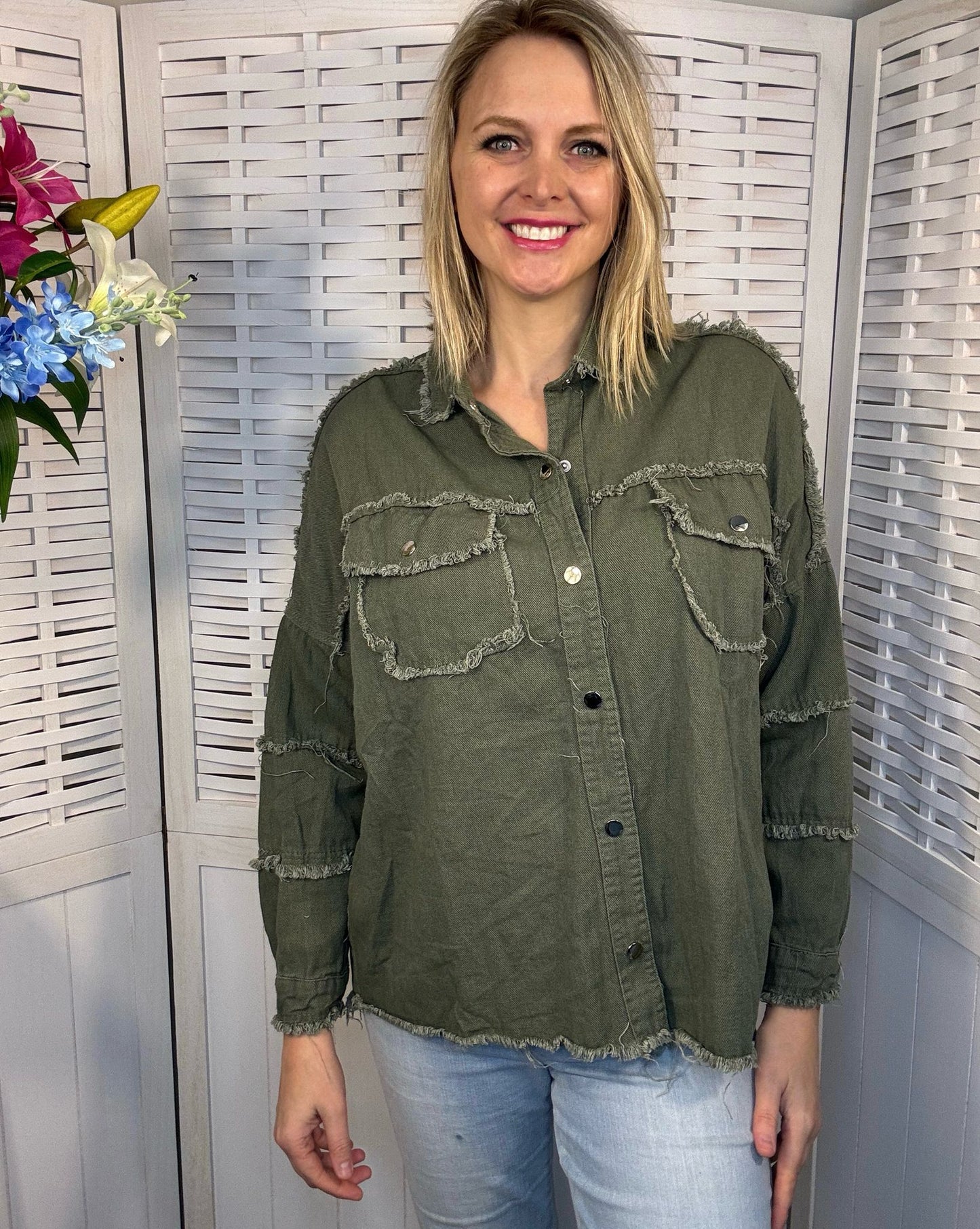 Kaki jasje/hemdje met fuchsia opschrift "Amour"