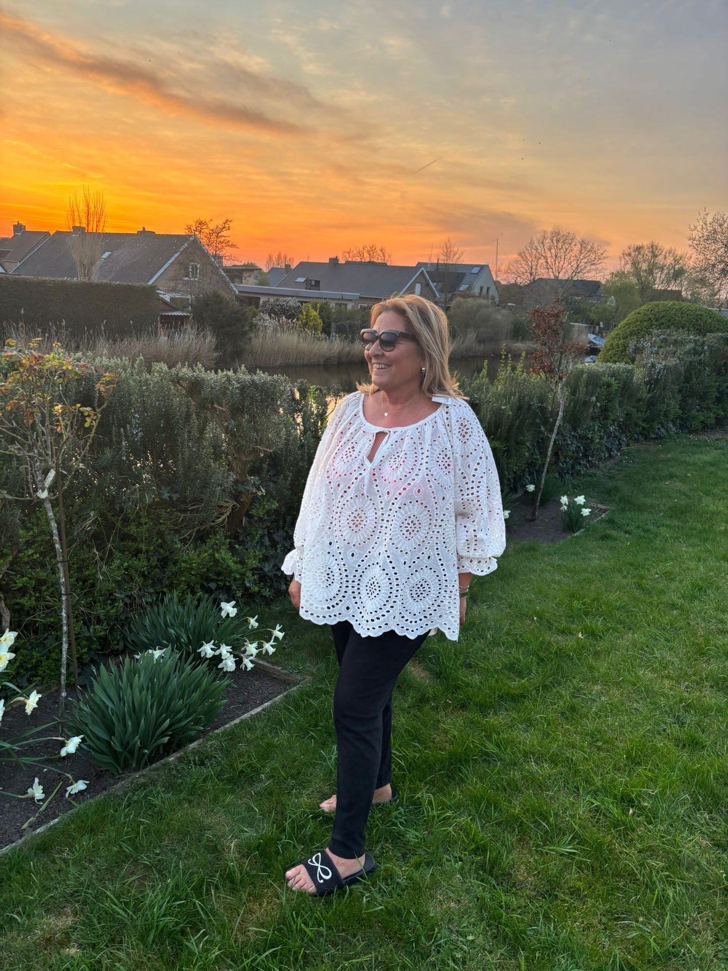 Embroidered blouse "Hartjesdans"