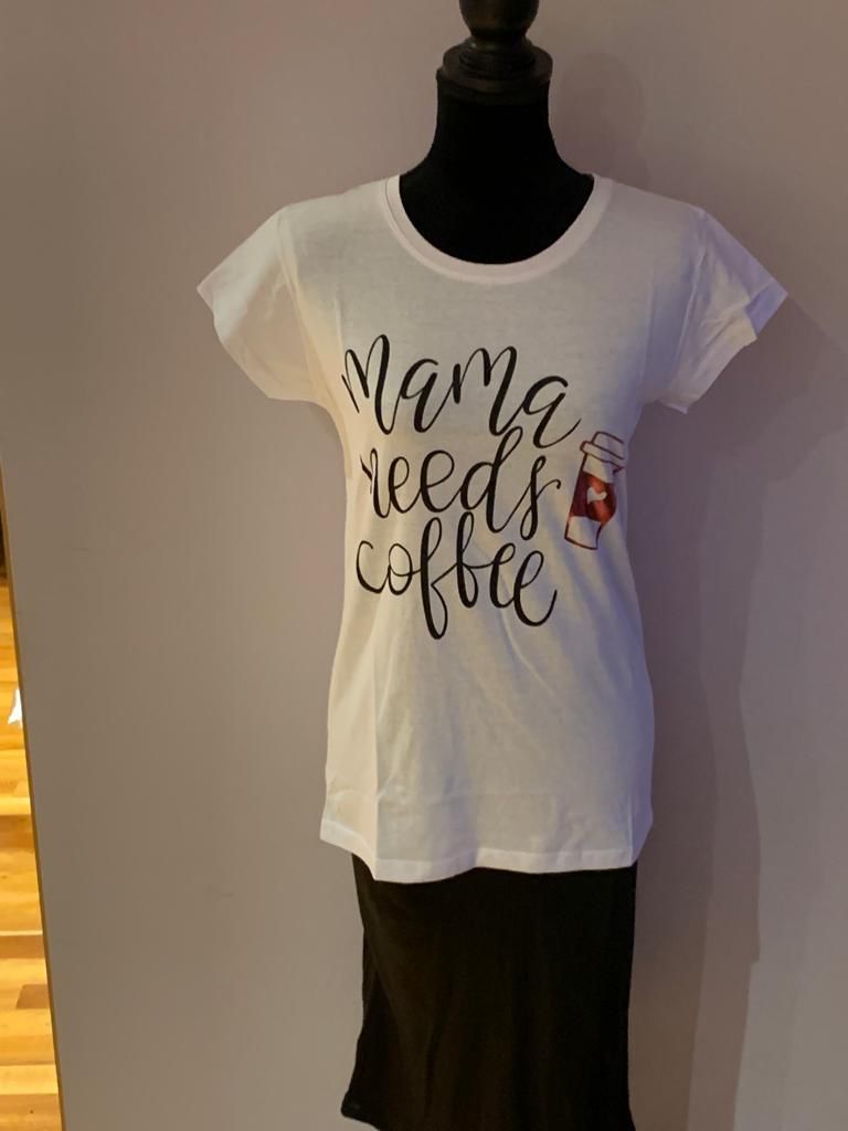 T-shirt met opschrift "Mama needs coffee"