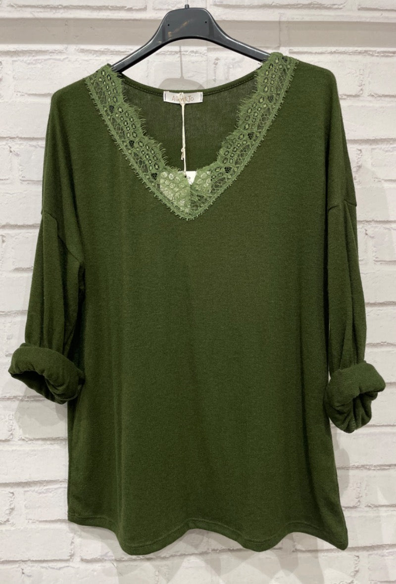 Superzachte shirt met kanten v-hals