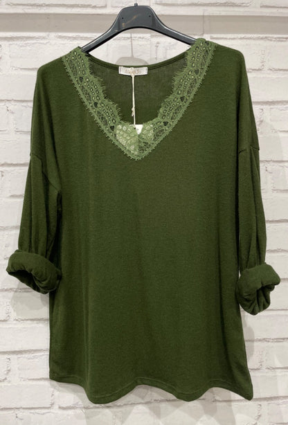 Superzachte shirt met kanten v-hals
