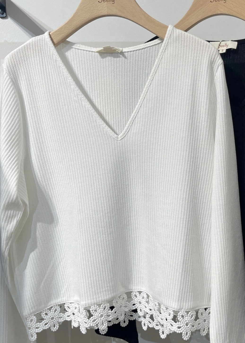 Basic shirt met kant onderaan